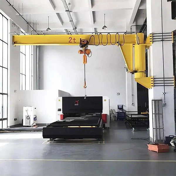 Żuraw naścienny 1/2 tonowy z elektrycznym wciągnikiem łańcuchowym